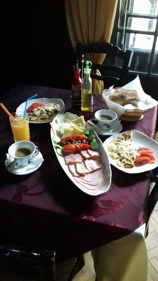 Casa Cu Farfurii Hotel ซินายา ภายนอก รูปภาพ